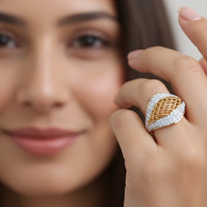 Anillo de Diamantes con Rejilla Dorada de Dos Tonos Personalizado con Elegante Diseño de Filigrana para Colección de Anillos de Boda - Product Image 6