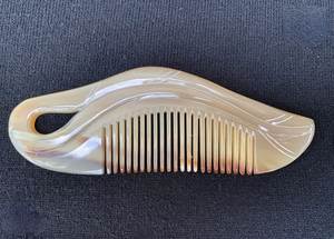Peine de cuerno natural de estilo único con dientes largos, peine para el cuidado del cabello y peine elegante para regalos de cumpleaños, decoración del hogar al mejor precio - Product Image 4