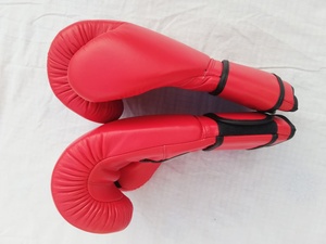 Nouveaux Gants de Boxe Sanda Professionnels en PU Rouge Authentique 12oz avec Logo Personnalisé, Moulage à la Machine, Fermeture Auto-agrippante Ajustable et Extensible - Product Image 4