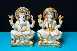 Par de Estatuas de Laxmi y Ganesh Hechas a Mano en Resina |   Figuras de Dioses Hindúes Pintadas a Mano |   Decoración Religiosa India para el Hogar y Regalo para Puja - Product Image 2