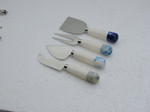 Juego de 4 utensilios para queso antideslizantes y sostenibles, espátulas de acero inoxidable con mango de plástico, herramientas para servir, solo lavar a mano - Product Image 4