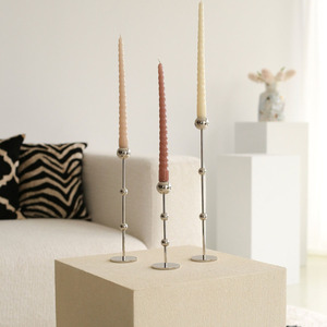 Ensemble de chandeliers élégants en métal doré avec un design unique de boules et de tiges, pouvant accueillir trois bougies coniques pour une décoration intérieure chic - Product Image 5