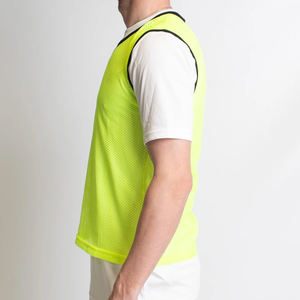 Ventes en gros de dossards d'entraînement réversibles de haute qualité pour le football et le basketball, logo personnalisé, design classique, numéros, tailles personnalisées pour le football - Product Image 3