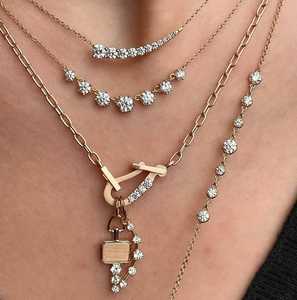 Collier barre ondulée en or 14K avec diamant de laboratoire taille ronde, serti à griffes, 18 pouces, design minimaliste à ondes courbes dégradées, certifié IGI, vente en gros B2B - Product Image 2