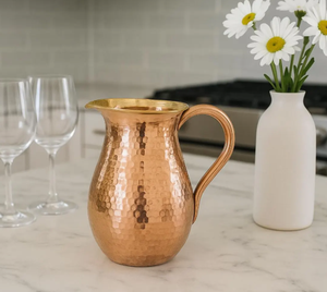 Jarra de agua de cobre estilo martillado con asa de latón, jarra tradicional inspirada en la Ayurveda para uso en hoteles, hogares y comedores. - Product Image 3