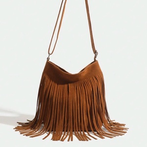 กระเป๋าสะพายข้างทรงถังแบบมีพู่หนังกลับสไตล์วินเทจโบโฮ - Product Image 1