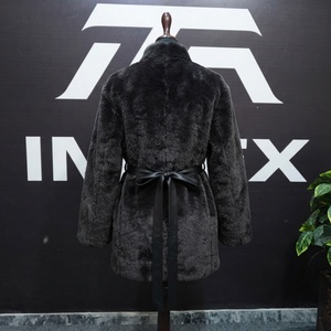 Manteau long élégant en fausse fourrure avec ceinture, col en V, manches longues, vêtement d'extérieur d'hiver, couleur unie, épais et moelleux pour femme - Product Image 2