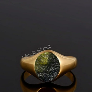Élégante bague en Moldavite de qualité A provenant de Chlum, République tchèque |   Argent sterling 925 plaqué or |   Bijoux en pierres précieuses naturelles certifiées - Product Image 2