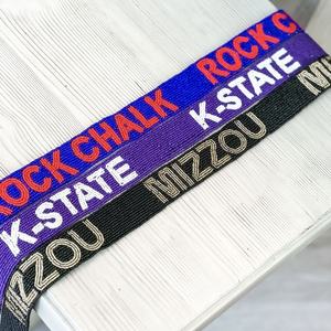 สายสะพายไหล่ปักลาย SOONER CRYSTAL CRAFT สำหรับวันแข่งขันกีฬา ทำมือ ตกแต่งด้วยลูกปัด เพิ่มความโดดเด่นให้กระเป๋า - Product Image 4