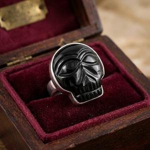 Anillo Clásico de Plata de Ley 925 con Calavera de Ónix Negro Tallada a Mano y Engaste de Bisel - Product Image 4