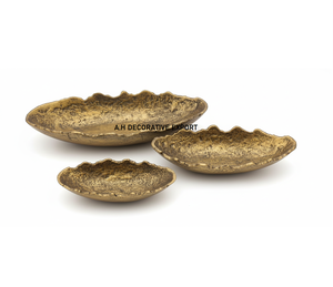 Bol de service moderne en or pour bateau |   Élégants plateaux longs en métal pour centres de table |   Accessoires de table décoratifs texturés dorés élégants - Product Image 1