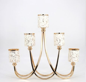 Elegante candelabro de cobalto azul con base de florero, brazos florales dorados y velas altas, disponible a precios de mayorista. - Product Image 2