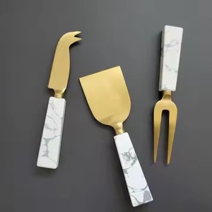 Juego de cuchillos para queso con mangos de madera y hojas metálicas para tabla de charcutería, diseño duradero, solo lavar a mano. - Product Image 2