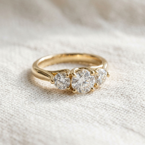 Anillo de Compromiso de Oro Amarillo de 18K con Diamantes para Mujer, Diseño Clásico de Tres Piedras, Diamantes Cultivados en Laboratorio Color E, Certificado IGI, para Boda o Fiesta - Product Image 2
