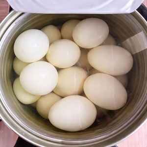 OFFRE SPÉCIALE : Œufs de caille en conserve dans la saumure - Œufs de caille bouillis en conserve - Œufs de caille pelés en conserve du Vietnam - Mme Alina - Product Image 1