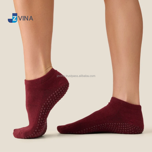 JZVINA Chaussettes antidérapantes pour femmes, chaussettes mi-mollet avec points en silicone, adaptées au yoga, au fitness et à un usage quotidien - Product Image 5