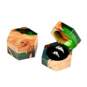 Boîte à bague de fiançailles personnalisée, faite à la main en résine et bois, cadeau unique pour demande en mariage et mariage - Product Image 3