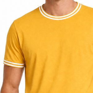 Camiseta de cuello redondo para hombre, color amarillo mostaza con cuello acanalado de doble franja blanca, manga corta, muy vendida. - Product Image 3