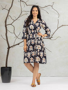 Vestido Cruzado Estampado en Blanco y Negro con Cuello Camisero, Mangas Tres Cuartos, Detalle de Lazo, Largo hasta la Rodilla, Dobladillo Acampanado, en Tela Crepé - Product Image 5