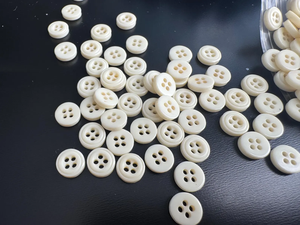 Petits boutons ivoire, boutons à coudre, boutons à 4 trous, boutons à traverser le tissu - Product Image 6
