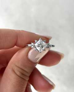 แหวนมอสซาไนต์ทรงปรินเซสคัท 2 กะรัต ประดับเพชรแบบคลัสเตอร์ สำหรับผู้หญิง เงินแท้ 925 ชุบทอง เหมาะสำหรับเป็นของขวัญในงานปาร์ตี้ สำหรับคนรัก - Product Image 3