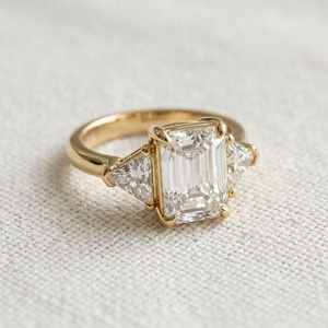แหวนเพชรทรงเอเมอรัลด์คัท เพาะเลี้ยงในห้องปฏิบัติการ ทอง 14K สำหรับผู้หญิง ประดับเพชรทรงทริลเลียน สำหรับงานหมั้น งานแต่งงาน หรือวันครบรอบ ได้รับการรับรองจาก IGI ทันสมัย - Product Image 3