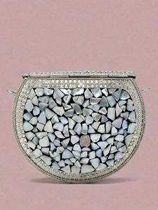 Bolso de mano de metal pulido con incrustaciones de cristal, forma personalizada, de alta gama, para eventos, concursos y ocasiones sofisticadas. - Product Image 5