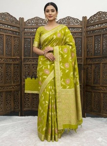Sari de Seda Banarasi de Lujo con Diseño Floral Tejido con Hilo Dorado, Sari Tradicional Indio para Bodas con Pallu y Blusa Elegantes - Product Image 5