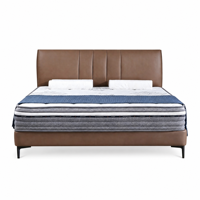 Cadre de lit moderne de luxe en cuir marron rembourré avec tête de lit à panneaux verticaux, matelas blanc et lattes en acier et bois pour mobilier de chambre
