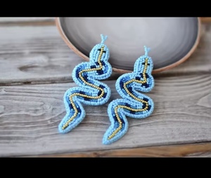 Pendientes de Serpiente con Cuentas Hechos a Mano por Ziyan, Diseño Animal Verde, Estilo Clásico, Joyería Católica para Mujer - Product Image 2