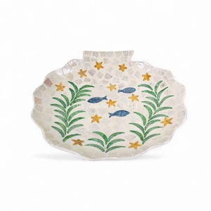 Plato de cerámica con forma de concha marina, con motivos de peces y hojas, diseñado para ser utilizado como vajilla. - Product Image 3