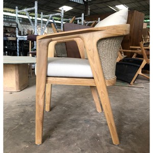 Chaise de salle à manger d'extérieur moderne en teck massif, écologique, durable, avec coussin et dossier en rotin, fauteuil en bois fait main, confortable - Product Image 3