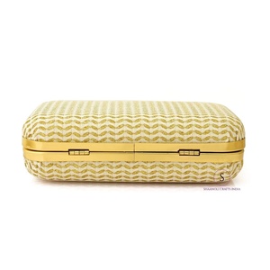 Pochette de soirée élégante pour femme, brodée à la main en Inde, avec un design blanc scintillant et une chaîne. - Product Image 5