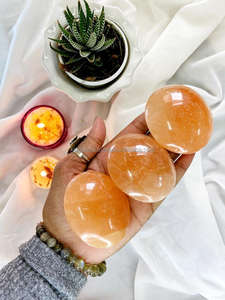 Vente en gros de pierre précieuse sculptée à la main en sélénite pêche pierre naturelle orange polie pour la méditation Reiki pierre semi-précieuse artisanat - Product Image 3