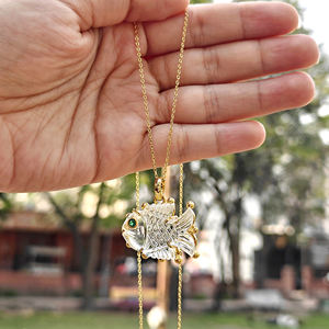 Collar con Colgante de Pez Tallado a Mano en Cuarzo Cristalino Transparente, Ojo de Esmeralda CZ, Cadena de Latón Chapado en Oro de 18k, Regalos de Diseño al por Mayor - Product Image 6