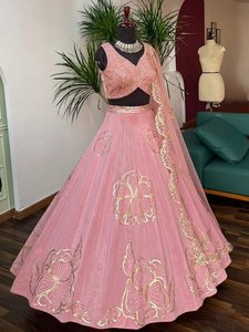 ชุดเลเฮนกาปักลายดอกไม้สีชมพู ชุดแต่งงานแบบสองชิ้นพร้อมผ้าคลุมไหล่แบบตาข่ายสำหรับงานเลี้ยงพิธี - Product Image 2