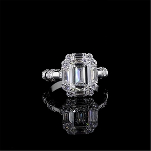 Bague en or blanc avec halo de diamants de laboratoire éclatants émeraude, certifiée IGI D-E & pureté VVS-VS, pour femme – Élégance et raffinement - Product Image 1