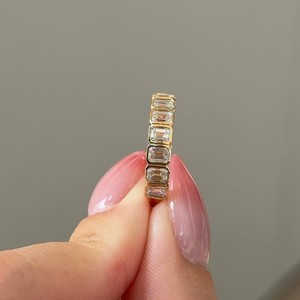 แหวนเพชรทรงเหลี่ยมมรกต 15 กะรัต ฝังขอบทองคำแท้ 14K สีเหลือง ดีไซน์แบบ Eternity - Product Image 3