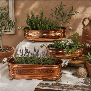 Jardinière en cuivre martelé faite à la main avec poignées métalliques et base sur pieds - Pot de fleurs en métal de luxe pour l'intérieur, la maison et le jardin - Product Image 1