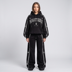 Conjunto Deportivo de Sudadera con Capucha Negra Extra Grande para Mujer con Detalles de Pedrería Plateada y Pantalones Anchos, Proveedor Mayorista Personalizado - Product Image 1