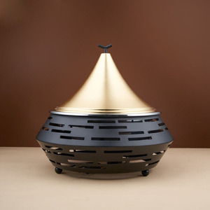 Plat à réchaud noir unique avec couvercle conique doré, corps à découpes et finition moderne pour une présentation élégante lors de traiteurs et mariages - Product Image 1