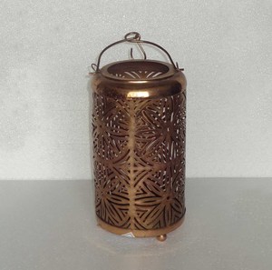 Lanterne à bougie en métal doré, forme cylindrique, motif ajouré en maille, poignée en fil métallique, décoration de centre de table - Product Image 2