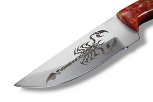 Couteau d'extérieur à lame fixe en acier à haute teneur en carbone, fait main, avec gravure artistique, manche en résine et étui en cuir, vente en gros OEM - Product Image 3
