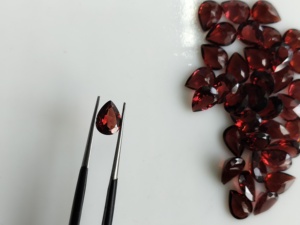 Granat rouge naturel 8x6MM taille poire, pierre précieuse de qualité supérieure pour la fabrication de bijoux - Product Image 1