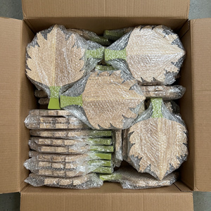 Tabla de cortar de madera con forma de hoja de arce hecha a mano, al por mayor, personalizada, con mango verde, tabla de servir de madera natural ecológica para - Product Image 3