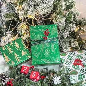 Rotolo di Carta da Regalo Natalizia Mini 43 cm x 305 cm, 3 Diversi Design in Lamina Metallica Verde per Confezioni - Product Image 2