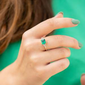 Anillo de compromiso clásico geométrico de oro macizo de 14 quilates para mujer con gema de corte esmeralda y diamantes baguette engastados en bisel - Product Image 6