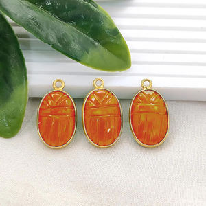 Colgante de escarabajo de cornalina tallado a mano, colgante con bisel chapado en oro, colgante de mariquita de cornalina tallada, proveedores de joyería - Product Image 1