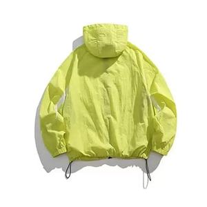 Veste coupe-vent à capuche de haute qualité avec empiècements, logo personnalisé, idéale pour les voyages en plein air, taille ajustable, veste sportive athlétique - Product Image 2