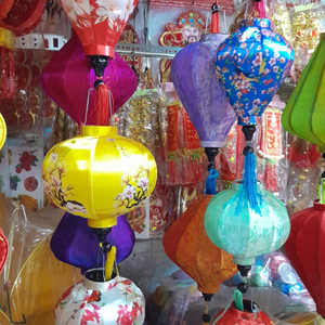 Lanternes en soie décoratives de Hoi An avec broderies florales complexes et finition brillante dans des formes traditionnelles vietnamiennes - Product Image 5